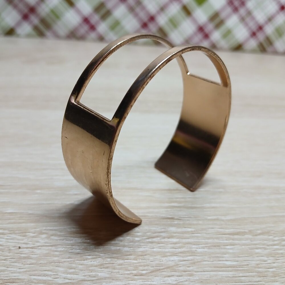 Vintage Gold Tone Negative Space Cuff Bracelet Costume Jewelry #29